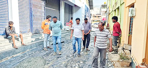  ಬೇಲೂರು ಪಟ್ಟಣದ ಪಪ್ಲಿ ಬೀದಿಯಲ್ಲಿ ನಡೆಯುತ್ತಿರುವ ರಸ್ತೆ ಕಾಮಗಾರಿಯನ್ನು ಪುರಸಭೆ ಅಧ್ಯಕ್ಷ ಎ.ಆರ್.ಅಶೋಕ್ ಪರಿಶೀಲಿಸಿರು. ಲೋಹಿತ್ ಹಾಗೂ ವಾರ್ಡ್ ನಿವಾಸಿಗಳಿದ್ದರು.