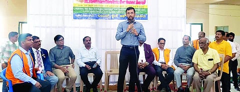 ರಾಯಚೂರಿನ ಓಪೆಕ್ ಆಸ್ಪತ್ರೆಯಲ್ಲಿ ಹಮ್ಮಿಕೊಂಡಿದ್ದ ಬೃಹತ್ ಉಚಿತ ಐಒಎಲ್ ನೇತ್ರ ಶಸ್ತ್ರ ಚಿಕಿತ್ಸಾ ಶಿಬಿರದಲ್ಲಿ ಜಿಲ್ಲಾಧಿಕಾರಿ ಕೆ.ನಿತೀಶ್ ಮಾತನಾಡಿದರು. ರಿಮ್ಸ್ ಆಸ್ಪತ್ರೆಯ ನಿರ್ದೇಶಕ ಡಾ.ರಮೇಶ, ಓಪೆಕ್ ಆಸ್ಪತ್ರೆಯ ವಿಶೇಷಾಧಿಕಾರಿ ಡಾ.ರಮೇಶ ಸಾಗರ್, ಜಿಲ್ಲಾ ಶಸ್ತ್ರ ಚಿಕಿತ್ಸಕ ಡಾ.ವಿಜಯಶಂಕರ, ಜಿಲ್ಲಾ ಸರ್ವೇಕ್ಷಣಾಧಿಕಾರಿ ಡಾ.ಗಣೇಶ, ಬೆಂಗಳೂರಿನ ವಿವೇಕಾನಂದ ಸೇವಾಶ್ರಮದ ಅಧ್ಯಕ್ಷ ವೆಂಕಟೇಶ, ಲಯನ್ಸ್ ಕ್ಲಬ್ ಅಧ್ಯಕ್ಷ ವಿ.ಕೆ.ದೇಸಾಯಿ ಇತರರಿದ್ದರು.
