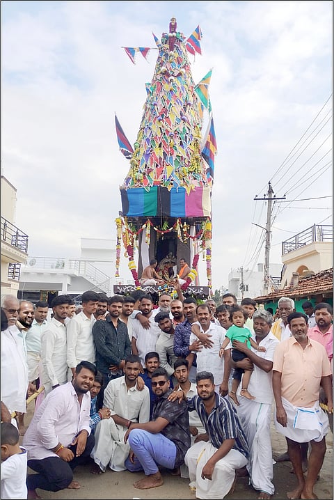 ನಂಜನಗೂಡು ತಾಲೂಕಿನ ತುಮ್ಮನೇರಳೆ ಗ್ರಾಮದಲ್ಲಿ ಶ್ರೀನಾಗಲಿಂಗೇಶ್ವರ ಸ್ವಾಮಿ ಹಾಗೂ ಶ್ರೀ ಚೊಕ್ಕಮ್ಮ ದೇವಿ ಜಾತ್ರಾ ಮಹೋತ್ಸವ ಮಂಗಳವಾರ ವಿಜೃಂಭಣೆಯಿಂದ ನೆರವೇರಿತು.