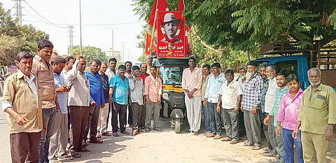 ಸಿಂಧನೂರಿನಲ್ಲಿ ಭಗತ್‌ಸಿಂಗ್ ಹುತಾತ್ಮ ದಿನದ ನಿಮಿತ್ತ ಭಗತ್‌ಸಿಂಗ್ ಭಾವಚಿತ್ರ ಮೆರವಣಿಗೆ ಮಾಡಲಾಯಿತು.