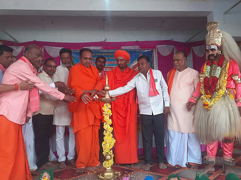 ತಾವರಗೇರೆಯಲ್ಲಿ ಹಮ್ಮಿಕೊಂಡಿದ್ದ ಶ್ರೀರೇಣುಕಾಚಾರ್ಯ ಜಯಂತಿ ಕಾರ್ಯಕ್ರಮವನ್ನು ಕುಷ್ಟಗಿ ಮದ್ದಾನಿ ಹೀರೆಮಠದ ಶ್ರೀ ಕರಿಬಸವ ಶಿವಾಚಾರ್ಯರು ಉದ್ಘಾಟಿಸಿದರು. ನಿಡಶೇಷಿ ಗೆಜ್ಜೆಭಾವಿ ಮಠದ ಅಭಿನವ ಕರಿಬಸವ ಶಿವಾಚಾರ್ಯರು, ಪ್ರಮುಖರಾದ ಗುರುಮೂರ್ತಿ ಸ್ವಾಮಿ, ದೊಡ್ಡಬಸಯ್ಯ, ಶಿವಕುಮಾರ, ಶಿವರಾಜ ಶಾಸ್ತ್ರಿ, ಶ್ರೀಕರ, ಮಲ್ಲಪ್ಪ, ಉಮೇಶ, ಪಾಲಾಕ್ಷಯ್ಯ, ಸುಜಾತಾ ಇತರರಿದ್ದರು.