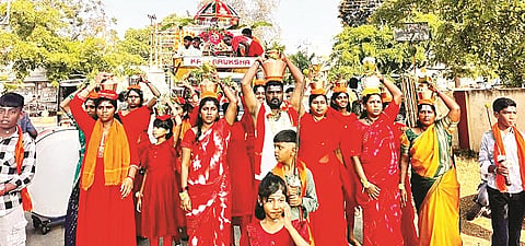ಮಾರಮ್ಮ ತಾಯಿಯ ವಾರ್ಷಿಕ ಪೂಜಾ ಮಹೋತ್ಸವ ಪ್ರಯುಕ್ತ  ಕೆ.ಆರ್.ನಗರದ ಶ್ರೀರಾಮ ಬಡಾವಣೆಯಲ್ಲಿ ಉತ್ಸವ ಮೂರ್ತಿಯನ್ನು ಮೆರವಣಿಗೆ ಮಾಡಲಾಯಿತು.