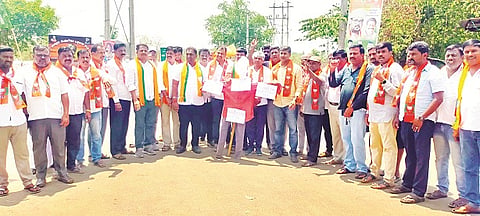ಹಳೇ ಕೆಂಪಯ್ಯನ ಹುಂಡಿಯ ರಾಷ್ಟ್ರೀಯ ಹೆದ್ದಾರಿಯಲ್ಲಿ ಬಿಜೆಪಿ ಕಾರ್ಯಕರ್ತರು ಹಾಗೂ ಮುಖಂಡರು ರಸ್ತೆ ಸಂಚಾರ ತಡೆದು ಪ್ರತಿಭಟನೆ ನಡೆಸಿದರು. ಎಲ್.ಆರ್.ಮಹದೇವಸ್ವಾಮಿ, ಡಾ.ಎಂ.ರೇವಣ್ಣ, ಹೆಳವರಹುಂಡಿ ಸಿದ್ದಪ್ಪ, ಶರತ್ ಪುಟ್ಟಬುದ್ದಿ, ನಗರ್ಲೆ ಮಹದೇವಸ್ವಾಮಿ, ಹಿರಿಯೂರು ಶಿವಕುಮಾರ್ ಇತರರು ಇದ್ದರು.