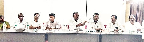 ತಿ.ನರಸೀಪುರ ತಾಲೂಕು ಪಂಚಾಯಿತಿ ಸಭಾಂಗಣದಲ್ಲಿ ಆಯೋಜಿಸಿದ್ದ ಪೂರ್ವಭಾವಿ ಸಭೆಯಲ್ಲಿ ತಹಸೀಲ್ದಾರ್ ಟಿ.ಜಿ. ಸುರೇಶಾಚಾರ್ ಮಾತನಾಡಿದರು. ಪಿ.ಎಸ್. ಅನಂತರಾಜು, ರಾಮೇಗೌಡ, ಕರೋಹಟ್ಟಿ ಮಹದೇವಯ್ಯ, ಹುಣಸೂರು ಬಸವಣ್ಣ, ಪುಟ್ಟಯ್ಯ, ಪಾರ್ವತಮ್ಮ ಇದ್ದರು.