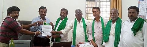 ಹಗರಿಬೊಮ್ಮನಹಳ್ಳಿ ತಾಲೂಕಿನ ವಿವಿಧ ಗ್ರಾಮಗಳಲ್ಲಿ ಕರ್ನಾಟಕ ವಿದ್ಯುತ್ ಪ್ರಸರಣ ನಿಗಮದಿಂದ 66/11ಕೆವಿ ಉಪಕೇಂದ್ರಗಳ ಸ್ಥಾಪನೆಗೆ ನಿವೇಶನ ಒದಗಿಸುವಂತೆ ಆಗ್ರಹಿಸಿ ಕರ್ನಾಟಕ ರಾಜ್ಯ ರೈತ ಸಂಘ ಹಾಗೂ ಹಸಿರು ಸೇನೆಯಿಂದ ಜೆಸ್ಕಾಂ ಇಲಾಖೆಯ ಎಇಇ ನಾಗರಾಜ ಕುರೆಕುಪ್ಪ ಅವರಿಗೆ ಮನವಿ ಸಲ್ಲಿಸಲಾಯಿತು. ಗ್ರಾಮ ಘಟಕದ ಅಧ್ಯಕ್ಷ ಪರಶುರಾಮ, ಪ್ರಧಾನ ಕಾರ್ಯದರ್ಶಿ ಹೇಮಪ್ಪ, ಗೌರವಾಧ್ಯಕ್ಷ ಡೊಳ್ಳಿನ ಬಸವರಾಜ ಇತರರಿದ್ದರು.
