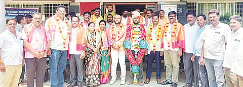 ಎಚ್.ಡಿ.ಕೋಟೆ ಪಟ್ಟಣದ ಪುರಸಭಾ ಸ್ಥಾಯಿ ಸಮಿತಿ ನೂತನ ಅಧ್ಯಕ್ಷರಾಗಿ ಆಯ್ಕೆಯಾದ ಮಧು ಕುಮಾರ್ ಅವರನ್ನು ಪುರಸಭಾ ಸದಸ್ಯರು ಅಭಿನಂಧಿಸಿದರು. 