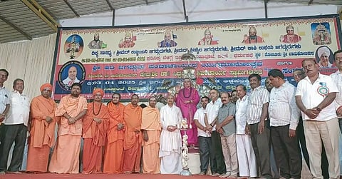 ಕೊಟ್ಟೂರು ಚಾನುಕೋಟಿ ಮಠದಲ್ಲಿ ಡಾ.ಸಿದ್ಧಲಿಂಗ ಶಿವಾಚಾರ್ಯರರ ಷಷ್ಠಿ ಸಂಭ್ರಮ ಹಾಗೂ ಪಂಚಾಚಾರ್ಯರ ಯುಗಮಾನೋತ್ಸವದ ಆರನೇ ದಿನದ ಕಾರ್ಯಕ್ರಮಕ್ಕೆ ಎಂ.ಎಂ.ಜೆ.ಹರ್ಷವರ್ಧನ ಚಾಲನೆ ನೀಡಿದರು. ಉಜ್ಜಿನಿ ಪೀಠದ ಜಗದ್ಗುರು ಸಿದ್ಧಲಿಂಗ ರಾಜದೇಶಿ ಕೇಂದ್ರ ಶಿವಾಚಾರ್ಯರು, ಕೂಡ್ಲಿಗಿ ಹಿರೇಮಠದ ಪ್ರಶಾಂತ ಸಾಗರ ಸ್ವಾಮೀಜಿ, ಬೆಣ್ಣೆಹಳ್ಳಿ ಷಡಕ್ಷರಿ ಸ್ವಾಮೀಜಿ ಇತರರಿದ್ದರು.
