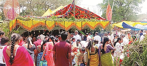 ಸರಗೂರು ತಾಲೂಕಿನ ಹಂಚೀಪುರ ಗ್ರಾಮದಲ್ಲಿ ಕಟ್ಟೆ ಮಾರಮ್ಮ ಜಾತ್ರೆ ವಿಜೃಂಭಣೆಯಿಂದ ನಡೆಯಿತು. 
