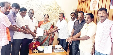 ಸಂಡೂರಿನಲ್ಲಿ ಶಾಸಕಿ ಅನ್ನಪೂರ್ಣ ತುಕಾರಾಮ್ ಅವರಿಗೆ ಅಖಿಲ ಕರ್ನಾಟಕ ಕುಳುವ ಮಹಾ ಸಂಘದಿಂದ ಮನವಿ ಸಲ್ಲಿಸಲಾಯಿತು. ಸಂಘದ ತಾಲೂಕು ಅಧ್ಯಕ್ಷ ಕೆ.ರಮೇಶ, ಪ್ರಮುಖರಾದ ದೊಡ್ಡಮಾರೆಣ್ಣ, ರಾಮಾಂಜನಿ, ಕೆ.ಶೇಕಪ್ಪ, ಕೆ.ಈರಣ್ಣ, ಕೆ.ಪರುಶಪ್ಪ, ಕೆ.ಜಂಬಯ್ಯ, ಕೆ.ಹನುಮಂತ, ಬಸವರಾಜ ಇತರರಿದ್ದರು.