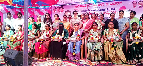 ಸಂಡೂರಿನ ಕೃಷ್ಣಾನಗರದ ಬಳಿ ಶಾಸಕರ ಭವನದ ಆವರಣದಲ್ಲಿ ಹಮ್ಮಿಕೊಂಡಿದ್ದ ಅಂತಾರಾಷ್ಟ್ರೀಯ ಮಹಿಳಾ ದಿನಾಚರಣೆಯಲ್ಲಿ ಗರ್ಭೀಣಿಯರಿಗೆ ಸನ್ಮಾನಿಸಲಾಯಿತು. ಎಸ್ಪಿ ಶೋಭಾರಾಣಿ, ಮಹಿಳಾ ಮತ್ತು ಮಕ್ಕಳ ಕಲ್ಯಾಣ ಇಲಾಖೆ ಡಿಡಿ ವಿಜಯಕುಮಾರ್, ತಹಸೀಲ್ದಾರ್ ಅನಿಲ್ ಕುಮಾರ್, ಸಿಡಿಪಿಒ ಲಾಲ್ ಸಾಬ್, ಪುರಸಭೆ ಅಧ್ಯಕ್ಷ ಎಸ್.ಸಿರಾಜ್ ಹುಸೇನ್ ಇತರರಿದ್ದರು.