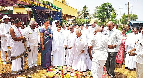 ಬನ್ನೂರು ಬಸ್‌ನಿಲ್ದಾಣದ ಹಿಂಭಾಗದ ರಸ್ತೆಯಲ್ಲಿ ನಿರ್ಮಿಸಲಾಗುತ್ತಿರುವ ರಾಜಯೋಗ ಭವನಕ್ಕೆ ರಾಜಯೋಗಿನಿ ಬ್ರಹ್ಮಕುಮಾರಿ ಲಕ್ಷ್ಮೀಜಿ ಭೂಮಿಪೂಜೆ ನೆರವೇರಿಸಿದರು. ವೈ.ಎಸ್.ರಾಮಸ್ವಾಮಿ, ವೈ.ಎನ್.ಶಂಕರೇಗೌಡ, ಪ್ರಭಾಮಣಿಜೀ, ಬಿ.ಸಿ.ಪಾರ್ಥಸಾರಥಿ ಇದ್ದರು.  