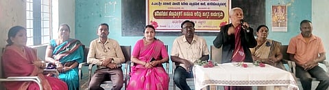 ಹಗರಿಬೊಮ್ಮನಹಳ್ಳಿಯ ಹಳೇ ಊರಿನ ಪಿಎಂಶ್ರೀ ಸಮಾಹಿಪ್ರಾ ಶಾಲೆಯಲ್ಲಿ ಹಮ್ಮಿಕೊಂಡಿದ್ದ ಹದಿಹರೆಯದ ಹೆಣ್ಣು ಮಕ್ಕಳಿಗೆ ಕಾನೂನು ಅರಿವು ಕಾರ್ಯಕ್ರಮದಲ್ಲಿ ಹಿರಿಯ ವಕೀಲೆ ವಿಶಾಲಾಕ್ಷಮ್ಮ ಮಾತನಾಡಿದರು. ಪುರಸಭೆ ಸದಸ್ಯೆ ಅಂಬಳಿ ಮಂಗಳಾ, ಎಸ್ಡಿಎಂಸಿ ಅಧ್ಯಕ್ಷ ಮಜ್ಜಿಗಿ ವೀರೇಶ, ಮುಖ್ಯಶಿಕ್ಷಕ ವೀರನಗೌಡ ಇತರರಿದ್ದರು.
