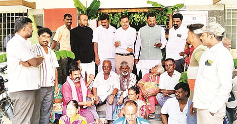 ಎಚ್.ಡಿ.ಕೋಟೆ ಪಟ್ಟಣದ ಪುರಸಭಾ ಕಚೇರಿ ಮುಂಭಾಗ ಎಂಟನೇ ವಾರ್ಡ್ ನಿವಾಸಿಗಳು ಪ್ರತಿಭಟನೆ ನಡೆಸಿದರು.