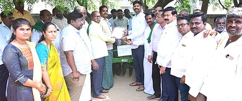 ಕಂಪ್ಲಿಯಲ್ಲಿ ರೈತರಿಗೆ ರಿಯಾಯಿತಿ ದರದಲ್ಲಿ ಕೃಷಿ ಸೌಲಭ್ಯ ಮಂಜೂರು ಪತ್ರಗಳನ್ನು ಶಾಸಕ ಜೆ.ಎನ್.ಗಣೇಶ್ ವಿತರಿಸಿದರು. ತಹಸೀಲ್ದಾರ್ ಎಸ್.ಶಿವರಾಜ, ಕೃಷಿ ಇಲಾಖೆ ಉಪನಿರ್ದೇಶಕ ಎಸ್.ಎನ್.ಮಂಜುನಾಥ, ಎಡಿಎ ಎಸ್.ವಿ.ಪಾಟೀಲ್, ಡಿಎಟಿಸಿ ಎಡಿಗಳಾದ ಡಾ.ಸಿ.ಆರ್.ಅಭಿಲಾಷ, ವಿದ್ಯಾವತಿ ಹೊಸಮನಿ, ಕೃಷಿ ಅಧಿಕಾರಿ ಕೆ.ಸೋಮಶೇಖರ್ ಇತರರಿದ್ದರು.