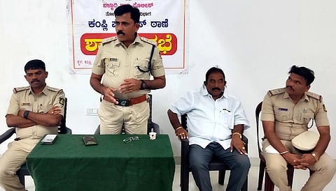 ಕಂಪ್ಲಿಯ ಪೊಲೀಸ್ ಠಾಣೆಯಲ್ಲಿ ಹಮ್ಮಿಕೊಂಡಿದ್ದ ಶಾಂತಿಸಭೆಯಲ್ಲಿ ಡಿವೈಎಸ್‌ಪಿ ಪ್ರಸಾದ್ ಗೋಖಲೆ ಮಾತನಾಡಿದರು. ಪುರಸಭೆ ಅಧ್ಯಕ್ಷ ಭಟ್ಟ ಪ್ರಸಾದ್, ಪಿಐ ಕೆ.ಬಿ.ವಾಸುಕುಮಾರ್, ಪಿಎಸ್‌ಐ ಅವಿನಾಶ್ ಕಾಂಬ್ಲೆ ಇದ್ದರು.