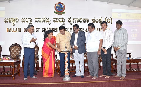 ಬಳ್ಳಾರಿಯ ಬಿಡಿಸಿಸಿ ಸಭಾಂಗಣದಲ್ಲಿ ಹಮ್ಮಿಕೊಂಡಿದ್ದ ಮಂಥನ ಕಾರ್ಯಕ್ರಮವನ್ನು ಅಧ್ಯಕ್ಷ ಯಶವಂತರಾಜ್ ನಾಗಿರೆಡ್ಡಿ ಉದ್ಘಾಟಿಸಿದರು. ವಿವಿ ಕುಲಪತಿ ಪ್ರೊ.ಎಂ.ಮುನಿರಾಜು, ಕುಲಸಚಿವ ಎಸ್.ಎನ್.ರುದ್ರೇಶ್, ಸಂಸ್ಥೆ ಕಾರ್ಯದರ್ಶಿ ಡಾ.ಮರ್ಚೆಡ್ ಮಲ್ಲಿಕಾರ್ಜುನಗೌಡ, ಸದಸ್ಯರಾದ ಸಿ.ಎ.ರಾಜಶೇಖರ್, ಕೆ.ವೇಣುಗೋಪಾಲ್ ಗುಪ್ತ ಇತರರಿದ್ದರು.