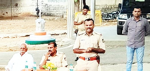 ಯುಗಾದಿ ಮತ್ತು ರಂಜಾನ್ ಹಬ್ಬದ ನಿಮಿತ್ತಮಸ್ಕಿ ಪೊಲೀಸ್ ಠಾಣೆಯಲ್ಲಿ ಏರ್ಪಡಿಸಿದ್ದ ಶಾಂತಿ ಸಭೆಯಲ್ಲಿ ಪಿಎಸ್‌ಐ ಮುದ್ದುರಂಗಯ್ಯ ಮಾತನಾಡಿದರು. ಸಿಪಿಐ ಬಾಲಚಂದ್ರ ಡಿ.ಲಕ್ಕಂ, ಜಿ.ಪಂ.ಮಾಜಿ ಸದಸ್ಯ ಮಹಾದೇವಪ್ಪಗೌಡ ಪೊಪಾ ಇದ್ದರು.