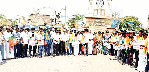 ಸಂವಿಧಾನ ಬದಲಾವಣೆಗೆ ಸಂಬಂಧಿಸಿದಂತೆ ಉಪ ಮುಖ್ಯಮಂತ್ರಿ ಡಿ.ಕೆ. ಶಿವಕುಮಾರ್ ಹೇಳಿಕೆ ಖಂಡಿಸಿ ಕೂಡ್ಲಿಗಿಯಲ್ಲಿ ಬಿಜೆಪಿ ಕಾರ್ಯಕರ್ತರು ಪ್ರತಿಭಟನೆ ನಡೆಸಿದರು. ಜಿಲ್ಲಾಧ್ಯಕ್ಷ ಸಂಜೀವರೆಡ್ಡಿ, ಜಿಪಂ ಮಾಜಿ ಉಪಾಧ್ಯಕ್ಷೆ ದೀನಾ ಮಂಜುನಾಥ, ಮಂಡಲ ಅಧ್ಯಕ್ಷ ಕೆ. ನಾಗರಾಜ, ಪ್ರಮುಖರಾದ ಸೂರ್ಯಪಾಪಣ್ಣ, ಎಸ್.ದುರುಗೇಶ್ ಇತರರಿದ್ದರು.