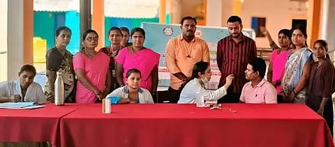 ಸಿರಿಗೇರಿ ಸಮೀಪದ ಎಂ.ಸುಗೂರಿನಲ್ಲಿ ಕಣ್ಣಿನ ಉಚಿತ ತಪಾಸಣೆ ಶಿಬಿರದಲ್ಲಿ ವೈದ್ಯಾಧಿಕಾರಿಗಳಾದ ಅಪರ್ಣಾ ಮತ್ತು ಅನನ್ಯಾ ಜನರ ಕಣ್ಣಿನ ತಪಾಸಣೆ ಮಾಡಿದರು. ಗ್ರಾಪಂ ಅಧ್ಯಕ್ಷ ಬಸವರಾಜ, ಉಪಾಧ್ಯಕ್ಷೆ ಶಾರದಾ, ಕಾರ್ಯದರ್ಶಿ ಕೆ.ಶಿವಮೂರ್ತಿ ಇದ್ದರು.