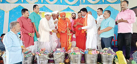 ಹನುಮಸಾಗರದ ಶ್ರೀ ಕರಿಸಿದ್ದೇಶ್ವರ ಮಠದಲ್ಲಿ ಉಡಿ ತುಂಬುವ ಕಾರ್ಯಕ್ರಮವನ್ನು ಬಳೂಟಗಿ ಶ್ರೀ ಶಿವಕುಮಾರ ದೇವರು ಉದ್ಘಾಟಿಸಿದರು. ಕುದರಿಮೋತಿ ವಿಜಯಮಹಾಂತ ಸ್ವಾಮೀಜಿ, ಮುಖಂಡರಾದ ಕರಿಸಿದ್ದಪ್ಪ ಕುಷ್ಟಗಿ, ಚಂದಪ್ಪ ಅಗಸಿಮುಂದಿನ, ಮಹಾಂತೇಶ ಅಗಸಿಮುಂದಿನ, ರಾಚಪ್ಪ ಚಿನಿವಾಲರ, ವಿಶ್ವನಾಥ ಕನ್ನೂರ ಇತರರಿದ್ದರು.