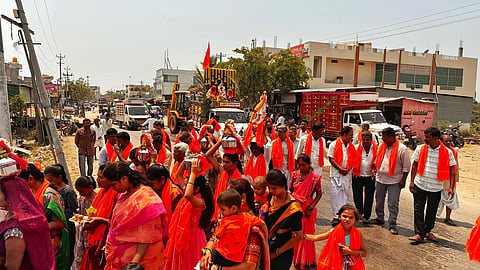 ಸಿರವಾರದಲ್ಲಿ ಏಳು ಮಕ್ಕಳ ತಾಯಮ್ಮ ದೇವಿ ದೇವಸ್ಥಾನದ ದೇವಿ ಮೂರ್ತಿಯನ್ನು ಮೆರವಣಿಗೆ ಮೂಲಕ ತರಲಾಯಿತು.