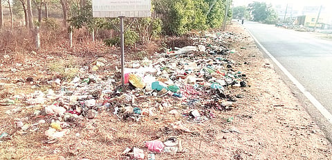 ಬಂಟೇನಹಳ್ಳಿ ಸಮೀಪದ ಬೇಲೂರು-ಹಳೇಬೀಡು ರಸ್ತೆಯ ಬಂಟೇನಹಳ್ಳಿ ಹಾಗೂ ದೇವರಾಜಪುರ ಗ್ರಾಮದ ರಸ್ತೆ ಬದಿಯಲ್ಲಿ ಪ್ಲಾಸ್ಟಿಕ್ ಮತ್ತು ಮಾಂಸದ ತ್ಯಾಜ್ಯ ಸುರಿದಿರುವುದು.