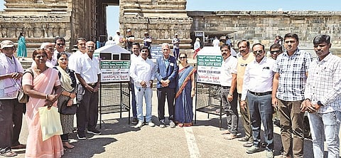 ಬೇಲೂರು ಪಟ್ಟಣದ ಶ್ರೀ ಚನ್ನಕೇಶವಸ್ವಾಮಿ ದೇಗುಲಕ್ಕೆ ಆಗಮಿಸುವ ಪ್ರವಾಸಿಗರಿಂದ ಪ್ಲಾಸ್ಟಿಕ್ ಸಂಗ್ರಹಿಸಲು ಪುರಸಭೆ ಅಧ್ಯಕ್ಷ ಎ.ಆರ್.ಅಶೋಕ್‌ಗೆ ರೋಟರಿ ವತಿಯಿಂದ ಡಬ್ಬಗಳನ್ನು ಹಸ್ತಾಂತರಿಸಲಾಯಿತು.