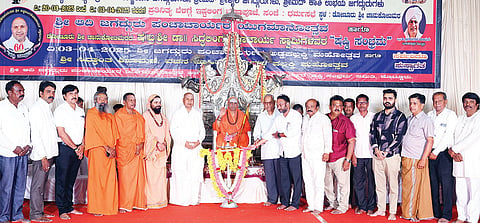 ಕೊಟ್ಟೂರು ಚಾನುಕೋಟಿ ಮಠದಲ್ಲಿ ಆಯೋಜಿಸಿದ್ದ ಷಷ್ಠಿ ಮತ್ತು ಯುಗಮಾನೋತ್ಸವದಲ್ಲಿ ಕಾಶಿ ಪೀಠದ ಜಗದ್ಗುರು ಡಾ. ಚಂದ್ರಶೇಖರ ಶಿವಾಚಾರ್ಯ ಸ್ವಾಮೀಜಿ, ಡಾ. ಸಿದ್ದಲಿಂಗ ಶಿವಾಚಾರ್ಯ ಸ್ವಾಮೀಜಿ, ಸ್ವಾಗತ ಸಮಿತಿ ಅಧ್ಯಕ್ಷ ಚಾಪಿ ಚಂದ್ರಪ್ಪ, ಎಂ.ಎಂ.ಜೆ. ಶೋಬಿತ, ಎಂ.ಜಿ. ಹಿರೇಮಠ, ಗುರುಸಿದ್ದಮಣಿಕಂಠ ಸ್ವಾಮಿ ಇತರರಿದ್ದರು.