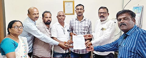 ಸಿರಗುಪ್ಪ ಬಿ.ಡಿ.ಸಿ.ಸಿ ವ್ಯವಸ್ಥಾಪಕ ಸಂಗನಗೌಡ ಜಾಗೀರದಾರಗೆ ಸರ್ಕಾರಿ ನೌಕರರ ಸಂಘದಿಂದ ಮನವಿ ಸಲ್ಲಿಸಲಾಯಿತು. ಸಂಘದ ತಾಲೂಕು ಅಧ್ಯಕ್ಷ ಟಿ.ಹುಚ್ಚೀರಪ್ಪ, ತಾಲೂಕು ಪ್ರಧಾನ ಕಾರ್ಯದರ್ಶಿ ಡಾ. ಕೆ.ಎಂ ಚಂದ್ರಕಾಂತ, ಗೌರವ ಅಧ್ಯಕ್ಷ ವೆಂಕಟೇಶ, ಕಾರ್ಯಾಧ್ಯಕ್ಷ ಯೇಸಣ್ಣ, ಖಜಾಂಚಿ ಎಚ್.ದುರುಗಪ್ಪ, ಉಪಾಧ್ಯಕ್ಷರಾದ ಚಂದಾ ಸಾಹೇಬ್, ಅನಿತಾ ಇತರರಿದ್ದರು.