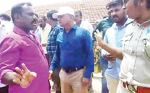 ಅಧಿಕಾರಿಗಳ ವಿರುದ್ಧ ಗ್ರಾಮಸ್ಥರ ಆಕ್ರೋಶ