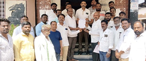 ಮಾನ್ವಿಯಲ್ಲಿ ಗ್ರೇಡ್-2 ತಹಸೀಲ್ದಾರ್ ಅಬ್ದುಲ್ ವಾಹಿದ್‌ಗೆ ದಲಿತಪರ ಸಂಘಟನೆಗಳ ಒಕ್ಕೂಟ ತಾಲೂಕು ಸಮಿತಿ ಮನವಿ ಸಲ್ಲಿಸಿತು. ಸಂಚಾಲಕ ಬಸವರಾಜ ನಕ್ಕುಂದಿ, ಪ್ರಮುಖರಾದ ನಾಗಪ್ಪ ನಾಯಕ, ಮಲ್ಲಿಕಾರ್ಜುನ, ಕಾಶಿನಾಥ ಕುರ್ಡಿ, ರಮೇಶ ಅಮರಾವತಿ ಇತರರಿದ್ದರು.