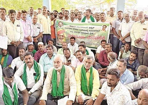 ಅರಕಲಗೂಡಿನಲ್ಲಿ ಶಾಸಕ ಎ. ಮಂಜು ನೇತೃತ್ವದಲ್ಲಿ ಸೋಮವಾರ ತಾಲೂಕು ಕಚೇರಿ ಮುಂಭಾಗ ಪ್ರತಿಭಟನೆ ನಡೆಯಿತು. ಸೀಬಳ್ಳಿ ಯೋಗಣ್ಣ, ಎಂ.ಎಸ್.ಯೋಗೇಶ್, ಚಂದ್ರಶೇಖರ್, ಶ್ರೀನಿವಾಸಮೂರ್ತಿ, ರವಿಕುಮಾರ್, ರಘು, ಮಂಜುನಾಥ್ ಇದ್ದರು.