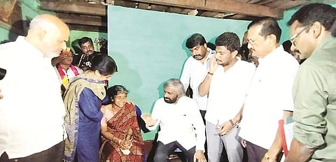 ಕಾಡಾನೆ ದಾಳಿಗೆ ಬಲಿಯಾದ ಗುಜ್ಜನಹಳ್ಳಿ ಗ್ರಾಮದ ಕೂಲಿ ಕಾರ್ಮಿಕನ ತಾಯಿ ಪಾರ್ವತಮ್ಮ ಅವರಿಗೆ ಸಾಂತ್ವಾನ ಹೇಳುತ್ತಿರುವ ಅರಣ್ಯ ಸಚಿವ ಈಶ್ವರ್ ಖಂಡ್ರೆ.