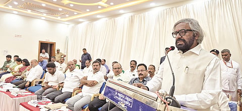 ಬೇಲೂರಿನಲ್ಲಿ ಆಯೋಜಿಸಿದ್ದ ಸಭೆಯಲ್ಲಿ ಅರಣ್ಯ ಸಚಿವ ಈಶ್ವರ್ ಖಂಡ್ರೆ ಮಾತನಾಡಿದರು.