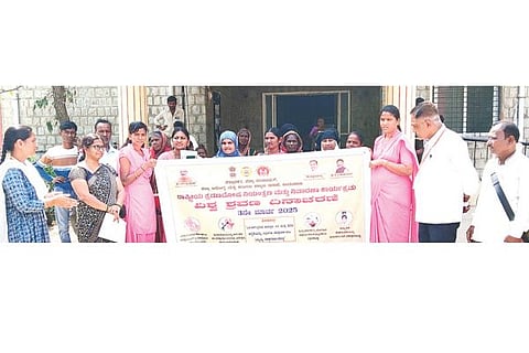 ವಿಶ್ವ ಶ್ರವಣ ದಿನ ನಿಮಿತ್ತ ದೇವದುರ್ಗ ಸಾರ್ವಜನಿಕ ಆಸ್ಪತ್ರೆಯಲ್ಲಿ ಜಾಗೃತಿ ಮೂಡಿಸಲಾಯಿತು. ಟಿಎಚ್‌ಒ ಡಾ.ಬನದೇಶ್ವರ, ವೈದ್ಯಾಧಿಕಾರಿ ನಿರ್ಮಲಾದೇವಿ, ಸಿಬ್ಬಂದಿ ಶಾಂತಾ, ಶೀಲನ್, ರಾಜು, ಶಿವಪ್ಪ, ಗೀತಮ್ಮ, ಚನ್ನಬಸಯ್ಯ, ದಿಲೀಪ್ ಕುಮಾರ್, ದೀಪಿಕಾ, ಸುಮಿತ್ರಾ, ಸುಜಾತಾ, ಭೀಮಮ್ಮ, ತಾಯಮ್ಮ ಇದ್ದರು.