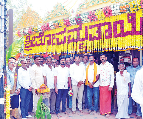 ಕೆ.ಆರ್.ನಗರ ಪಟ್ಟಣದ ಶ್ರೀ ಆದಿಶಕ್ತಿ ತೋಪುಮ್ಮ ತಾಯಿ ಜಾತ್ರೆ ಮಹೋತ್ಸವದ ಅಂಗವಾಗಿ ಶಾಸಕ ಡಿ. ರವಿಶಂಕರ್ ಭೇಟಿ ನೀಡಿ ಪೂಜೆ ಸಲ್ಲಿಸಿದರು. ಶಿವುನಾಯಕ್, ಬಿ.ವಿ.ವೆಂಕಟೇಶ್, ಕೋಳಿಪ್ರಕಾಶ್, ನಟರಾಜು, ಶಂಕರ್‌ಸ್ವಾಮಿ, ಪ್ರಸನ್ನಕುಮಾರ್, ಕೆ.ಪಿ.ಜಗದೀಶ್ ಇನ್ನಿತರರು ಇದ್ದರು.