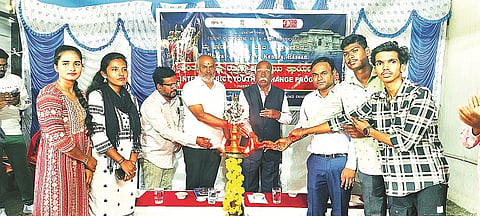 ಬೇಲೂರಿನಲ್ಲಿ ಆಯೋಜಿಸಿದ್ದ ಅಂತರ ಜಿಲ್ಲಾ ಯುವ ವಿನಿಮಯ ಕಾರ್ಯಕ್ರಮವನ್ನು ಗಣ್ಯರು ಉದ್ಘಾಟಿಸಿದರು.  ಎಚ್.ಕೆ.ಸುರೇಶ್, ಅಭಿಷೇಕ ಚವರೆ, ಬಿ.ತಿಪ್ಪೇರುದ್ರಸ್ವಾಮಿ, ಇಮ್ರಾನ್ ಅಹ್ಮದ್ ಬೇಗ್, ಹರೀಶ್, ಪ್ರಜ್ವಲ್, ಮಂಜುನಾಥ್ ಇದ್ದರು.