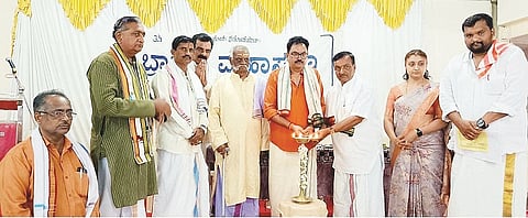ಬೇಲುರಿನ ಶೃಂಗೇರಿ ಮಠದ ಶ್ರೀ ಭಾರತಿ ತೀರ್ಥರ ಸಭಾಂಗಣದಲ್ಲಿ ಆಯೋಜಿಸಿದ್ದ ಬ್ರಾಹ್ಮಣ ಮಹಾಸಭಾದ ವಾರ್ಷಿಕ ಮಹಾಸಭೆಯನ್ನು ಗಣ್ಯರು ಉದ್ಘಾಟಿಸಿದರು. ಸಿ.ಆರ್.ವಿಜಯ ಕೇಶವ, ತೊ.ಚ.ಅನಂತ ಸುಬ್ಬರಾಯ, ನರಸಿಂಹಮೂರ್ತಿ, ಸತೀಶ್,  ರಘುನಾಥ್, ಶ್ರೀವತ್ಸ, ರಾಘವೇಂದ್ರ ಹೊಳ್ಳ, ನಾರಾಯಣರಾವ್ ಇದ್ದರು.
