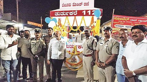 ಬೇಲೂರಿನ ಬಸವೇಶ್ವರ ವೃತ್ತ ಸಮೀಪ ನೂತನವಾಗಿ ನಿರ್ಮಿಸಿರುವ ಪೊಲೀಸ್ ಚೌಕಿಯನ್ನು ಶಾಸಕ ಎಚ್.ಕೆ.ಸುರೇಶ್ ಉದ್ಘಾಟಿಸಿದರು. ಲೋಕೇಶ್, ರೇವಣ್ಣ, ಎಸ್.ಎಸ್.ಪಾಟೀಲ್, ಶೇಖರಪ್ಪ, ಜಿ.ಕೆ.ಕುಮಾರ್.ಸಿ.ಎಸ್.ಪ್ರಕಾಶ್ ಇದ್ದರು.