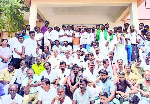 ಕನಕಗಿರಿ ಉತ್ಸವ ಆಚರಿಸಲು ನಿರ್ಧರಿಸಿರುವ ದಿನಾಂಕ ಮುಂದೂಡುವಂತೆ ಒತ್ತಾಯಿಸಿ ತಾಲೂಕು ಹಿತ ರಕ್ಷಣಾ ವೇದಿಕೆಯಿಂದ ತಹಸೀಲ್ದಾರ್ ವಿಶ್ವನಾಥ ಮುರುಡಿಗೆ ಮನವಿ ಸಲ್ಲಿಸಲಾಯಿತು. ಪ್ರಾಕೃಪಸ ಸಂಘದ ಅಧ್ಯಕ್ಷ ಬಿ.ಕನಕಪ್ಪ, ಉಪಾಧ್ಯಕ್ಷ ಮಹಾಂತೇಶ ಕೊಡ್ಲಿ, ಪಿಎಲ್‌ಡಿ ಬ್ಯಾಂಕ್ ಅಧ್ಯಕ್ಷ ವಾಗೀಶ ಹಿರೇಮಠ, ಪಪಂ ಸದಸ್ಯರಾದ ಹನುಮಂತ ಬಸರಿಗಿಡ, ಸುರೇಶ ಗುಗ್ಗಳಶೆಟ್ರ ಇತರರಿದ್ದರು.