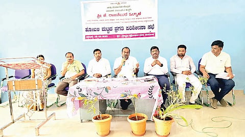 ಹನುಮಸಾಗರ ಸಮೀಪದ ಹನುಮನಾಳ ಗ್ರಾಮದಲ್ಲಿ ಹಮ್ಮಿಕೊಂಡಿದ್ದ ಹೋಬಳಿ ಮಟ್ಟದ ಪ್ರಗತಿ ಪರಿಶೀಲನಾ ಸಭೆಯಲ್ಲಿ ಸಂಸದ ರಾಜಶೇಖರ ಹಿಟ್ನಾಳ ಮಾತನಾಡಿದರು. ದಿಶಾ ಸಮಿತಿ ಸದಸ್ಯ ದೊಡ್ಡಬಸನಗೌಡ ಪಾಟೀಲ್ ಬಯ್ಯಪುರ, ಗ್ಯಾರಂಟಿ ಯೋಜನೆಗಳ ತಾಲೂಕು ಅಧ್ಯಕ್ಷ ಫಾರೂಕ್ ದಲಾಯತ್, ಜಿಪಂ ಜಿಲ್ಲಾ ಯೋಜನಾ ನಿರ್ದೇಶಕ ವಿ.ಪ್ರಕಾಶ, ತಹಸೀಲ್ದಾರ್ ಅಶೋಕ ಶಿಗ್ಗಾವಿ ಇತರರಿದ್ದರು.
