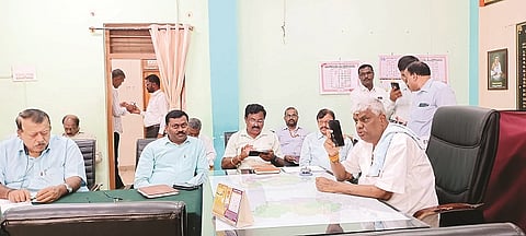 ಹೊಳೆನರಸಿಪುರದ ತಾಲೂಕು ಕಚೇರಿಯಲ್ಲಿ ಶಾಸಕ ಎಚ್.ಡಿ.ರೇವಣ್ಣ ಅಧಿಕಾರಿಗಳ ಸಭೆ ನಡೆಸಿದರು.