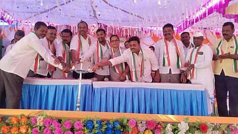 ಹನುಮನಾಳ ಗ್ರಾಮದಲ್ಲಿ ಹಮ್ಮಿಕೊಂಡಿದ್ದ ಕಾಂಗ್ರೆಸ್ ಕಾರ್ಯಕರ್ತ ಸಮಾಲೋಚನಾ ಸಭೆಯನ್ನು ಸಂಸದ ರಾಜಶೇಖರ ಹಿಟ್ನಾಳ ಉದ್ಘಾಟಿಸಿದರು. ದಿಶಾ ಸಮಿತಿ ಸದಸ್ಯ ದೊಡ್ಡಬಸನಗೌಡ ಪಾಟೀಲ್ ಬಯ್ಯಪುರ, ಸ್ಥಳೀಯ ಬ್ಲಾಕ್ ಕಾಂಗ್ರೆಸ್ ಅಧ್ಯಕ್ಷ ಕಲ್ಲಪ್ಪ ತಳವಾರ, ಜಿಪಂ ಮಾಜಿ ಅಧ್ಯಕ್ಷೆ ಮಾಲತಿ ನಾಯಕ, ಮಾಜಿ ಸದಸ್ಯ ನೇಮಣ್ಣ ಮೇಲಸಕ್ರಿ ಇತರರಿದ್ದರು.
