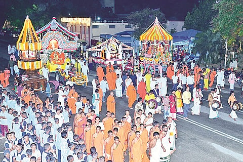  ಕಾಲಭೈರವೇಶ್ವರ ಸ್ವಾಮಿ ಮತ್ತು ಸ್ವಾಮೀಜಿ ಅವರ ಉತ್ಸವವನ್ನು ಭಕ್ತರು ಪ್ರಮುಖ ಬೀದಿಗಳಲ್ಲಿ ನಡೆಸಿದರು.