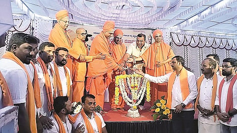 ಬಾಳ್ಳುಪೇಟೆ ಗ್ರಾಮದಲ್ಲಿ ಸ್ನೇಹಬಳಗ ವತಿಯಿಂದ ಆಯೋಜಿಸಿದ್ದ ಶ್ರೀ ಶಿವಕುಮಾರ ಶ್ರೀಗಳ ಆರನೇ ಪುಣ್ಯಸ್ಮರಣೆ ಕಾರ್ಯಕ್ರಮವನ್ನು ಗಣ್ಯರು ಉದ್ಘಾಟಿಸಿದರು. ಶ್ರೀ ಶಿವಸಿದ್ದೇಶ್ವರ ಸ್ವಾಮೀಜಿ, ದೊಡ್ಡಣ್ಣ, ಮಹಾಂತ ಸ್ವಾಮೀಜಿ, ಶ್ರೀ ಸದಾಶಿವ ಸ್ವಾಮೀಜಿ,  ಶ್ರೀ ವಿಜಯಕುಮಾರ ಸ್ವಾಮೀಜಿ,  ಶ್ರೀ ಧರ್ಮರಾಜೇಂದ್ರ ಸ್ವಾಮೀಜಿ,  ಶ್ರೀ ಸದಾಶಿವ ಸ್ವಾಮೀಜಿ, ಸ್ನೇಹಬಳಗದ ಅಧ್ಯಕ್ಷ ಶಿವಕುಮಾರ್ ಇದ್ದರು.
