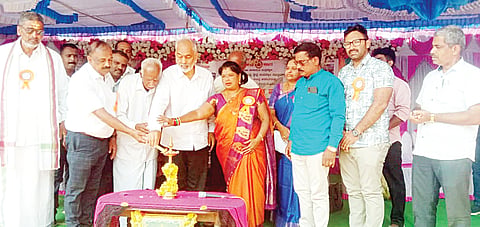 ಅರಕಲಗೂಡು ತಾಲೂಕು ಮದಲಾಪುರ ಗ್ರಾಮದಲ್ಲಿ ಭಾನುವಾರ ನಡೆದ ಸರ್ಕಾರಿ ಕಿರಿಯ ಪ್ರಾಥಮಿಕ ಶಾಲೆಯ ವಜ್ರ ಮಹೋತ್ಸವ ಮತ್ತು ಗುರುವಂದನಾ ಕಾರ್ಯಕ್ರಮವನ್ನು ಶಾಸಕ ಎ. ಮಂಜು ಉದ್ಘಾಟಿಸಿದರು. ಎಂ.ಆರ್. ರಂಗಸ್ವಾಮಿ, ಮಂಜುನಾಥ್, ಪುಟ್ಟರಾಜೇಗೌಡ, ರಂಗೇಗೌಡ, ವಿಜಯ್ ಅಂಗಡಿ ಇತರರಿದ್ದರು.