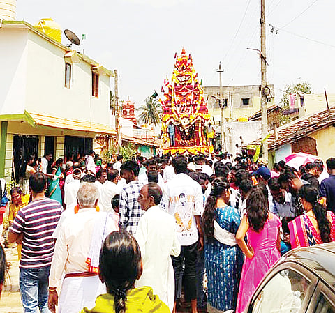 ಅರಕಲಗೂಡು ತಾಲೂಕು ಕೇರಳಾಪುರ ಗ್ರಾಮದ ಶ್ರೀ ವೀರಭದ್ರೇಶ್ವರಸ್ವಾಮಿ ರಥೋತ್ಸವ ಭಾನುವಾರ ವಿಜೃಂಭಣೆಯಿಂದ ಜರುಗಿತು.