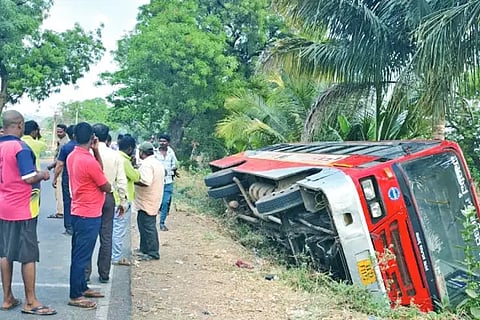 Bus falls into ravine near Geddalamari