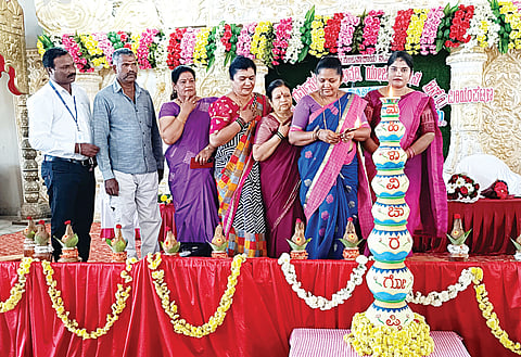ಕಂಪಲಾಪುರದ ಎಸ್.ಎಂ.ಎಸ್ ಕಲ್ಯಾಣ ಮಂಟಪದಲ್ಲಿ ಧರ್ಮಸ್ಥಳ ಗ್ರಾಮಾಭಿವೃದ್ಧಿ ಯೋಜನೆ ವತಿಯಿಂದ ತಾಲೂಕು ಜ್ಞಾನ ವಿಕಾಸ ಕೇಂದ್ರ ಸಹಯೋಗದಲ್ಲಿ ಆಯೋಜಿಸಿದ್ದ ಮಹಿಳಾ ವಿಚಾರಗೋಷ್ಠಿಯನ್ನು ಗಣ್ಯರು ಉದ್ಘಾಟಿಸಿದರು. ಲೀಲಾವತಿ, ವನಿತಾ ಮೋಹನ್, ಡಾ.ಚೈತ್ರಾ, ಮಂಜುಳಾ ರಾಜ್, ಆಶಾ , ರವಿ, ಸದಾಶಿವ ಇತರರು ಇದ್ದರು.