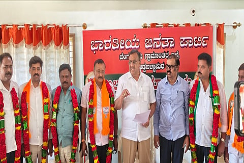 ದೊಡ್ಡಬಳ್ಳಾಪುರದ ಜಿಲ್ಲಾ ಬಿಜೆಪಿ ಕಾರ್ಯಾಲಯದಲ್ಲಿ ನೂತನ ಜಿಲ್ಲಾಧ್ಯಕ್ಷ ರಾಮಕೃಷ್ಣಯ್ಯ ಮತ್ತು ತಾಲೂಕು ಅಧ್ಯಕ್ಷರನ್ನು ಜಿಲ್ಲಾ ಬಿಜೆಪಿ ಚುನಾವಣಾಧಿಕಾರಿ ಅಶ್ವತ್ಥನಾರಾಯಣ ಸನ್ಮಾನಿಸಿದರು. ಮಾಜಿ ಜಿಲ್ಲಾಧ್ಯಕ್ಷ ನಾರಾಯಣ ಗೌಡ, ರಾಜ್ಯ ವೈದ್ಯಕೀಯ ಪ್ರಕೋಷ್ಟ ಸಂಚಾಲಕ ಡಾ.ನಾರಾಯಣ್, ಪರಿಶಿಷ್ಟ ಪ್ರಕೋಷ್ಠ ಸಂಚಾಲಕ ಆರ್.ಗೋವಿಂದರಾಜು, ಮಹಿಳಾ ಮೋರ್ಚಾ ಮಾಜಿ ರಾಜ್ಯ ಕಾರ್ಯದರ್ಶಿ ವತ್ಸಲಾ, ಜಿಲ್ಲಾ ಪ್ರಧಾನ ಕಾರ್ಯದರ್ಶಿ ರವಿಕುಮಾರ್, ಮುಖಂಡ ಮಂಜುನಾಥ್ ಇದ್ದರು.